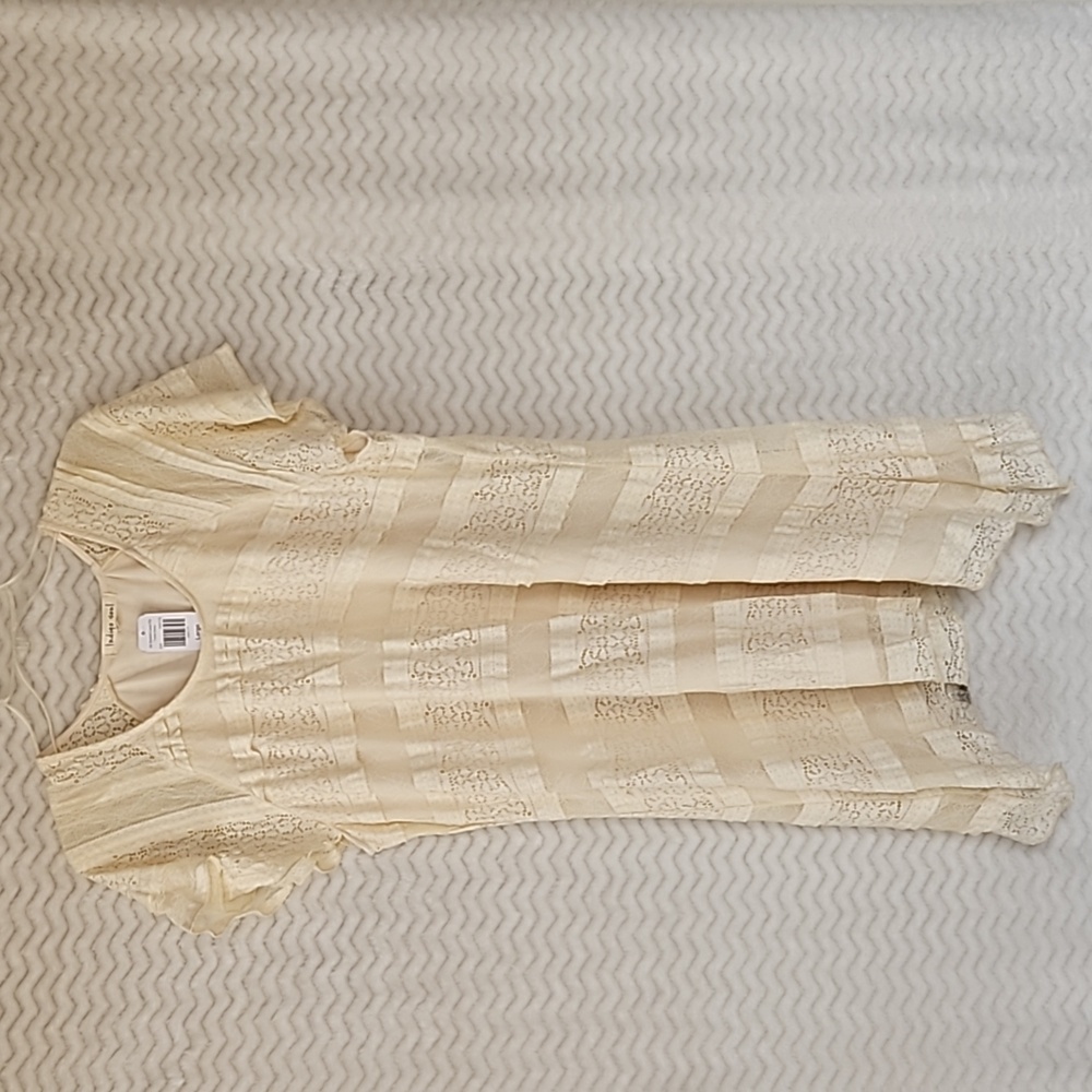 Indigo Soul stretch lace flutter tunic in Ivory. Size Large.